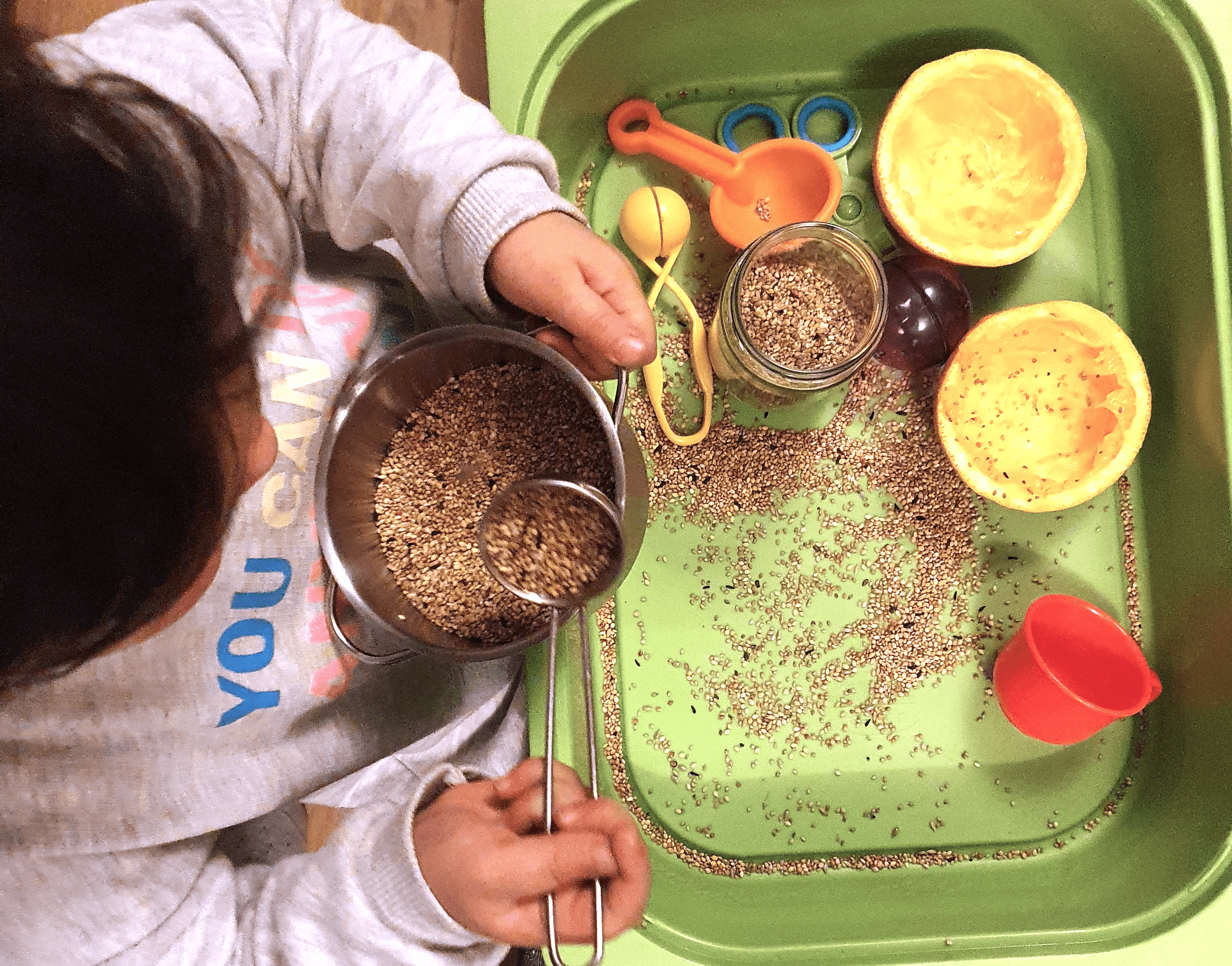 Mesa sensorial Montessori, una actividad para hacer con los niños y  estimular sus sentidos